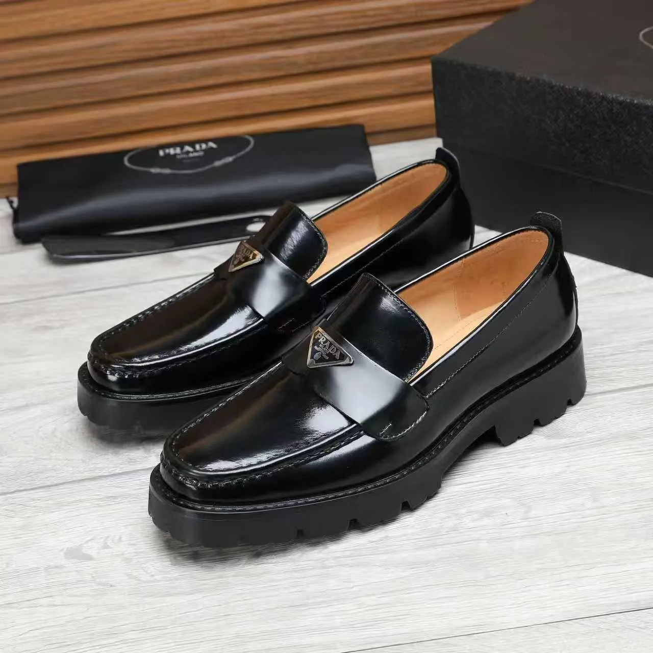 Men's shoes 💰540 💰💰🎩🎩【Prada】Counter 1:1⬆️original reproduction, absolute quality🆗original outsole, high-quality imported rubber, wear-resistant and non-slip, never degummed, upper material: imported first-layer cowhide➕anti-slip foam outsole, official website material, inner material: water-dyed leather lining, 6 colors available! Code number 38-45
